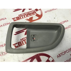 Накладка внутрішньої лівої ручки Kia Sorento 2002-2009 826213E000